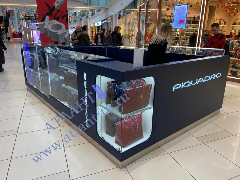 Островной павильон PIQUADRO в ТРЦ «Авиапарк»